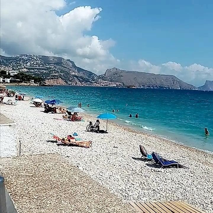 Muy cómodo el acceso directo a la playa desde la piscina del hotel