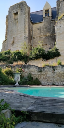 La piscine privée avec le château de Crissay