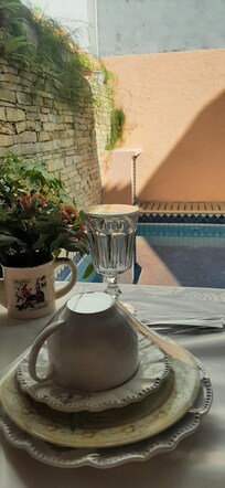 Café da manhã é escolhido e agendado no dia anterior por meio de um QR code, e levado na mesa todo embalado em louças lindas.