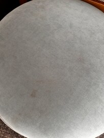 Odadaki puf herhalde otel ziyaretçilere açıldığından beri temizlenmemiş. Her tarafı leke içindeydi.