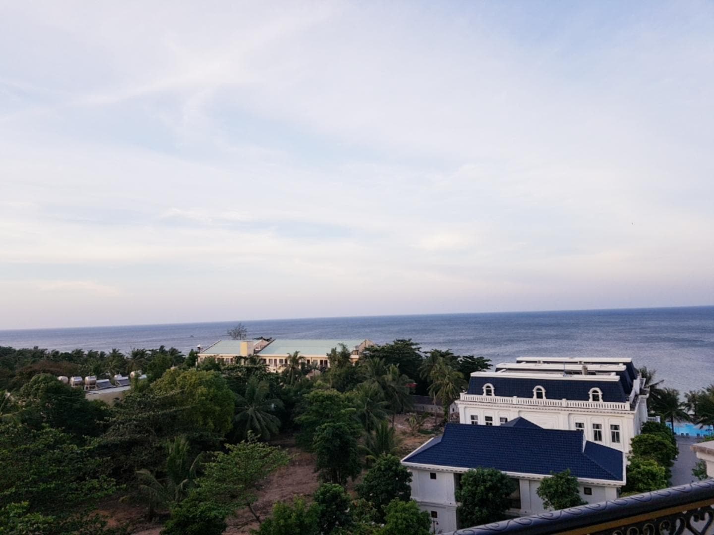 숙소에서 바라보이는 해변