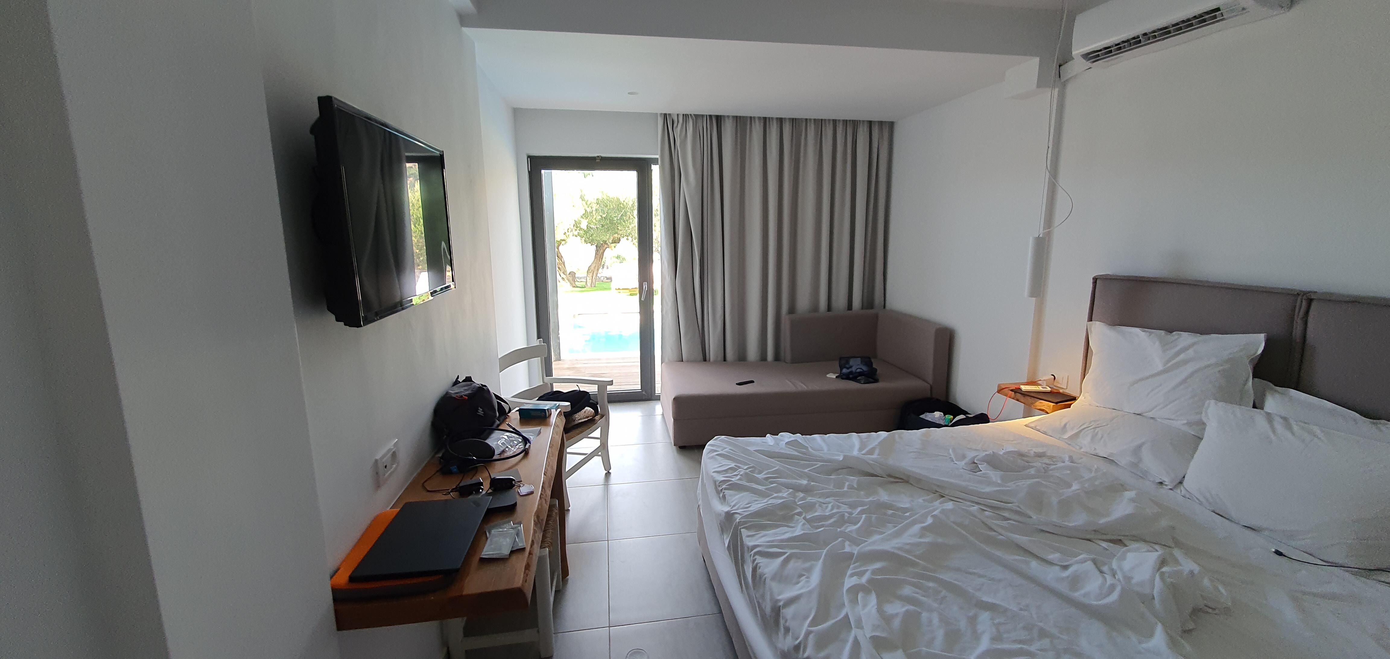 Room with shared pool facing the courtyard