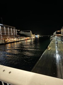 Första bygget på vänster sida i bilden är hotellet från vattnets sida