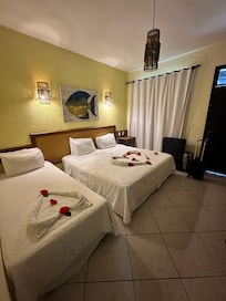 Quarto possui TV, ar condicionado, cortina blackout, gaveta com chave, frigobar, cadeira, cabides. Mas, não tem muitas tomadas disponíveis e no teto tem alguns bichos de tempos lá.