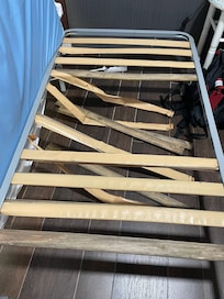 Råtne bord i sengebunnen