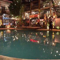 ファイアーダンスのオイルと灰が水面に漂いプールで泳いでいる人を見なかったし自分も流石にこの汚さでは泳ぎませんでした。