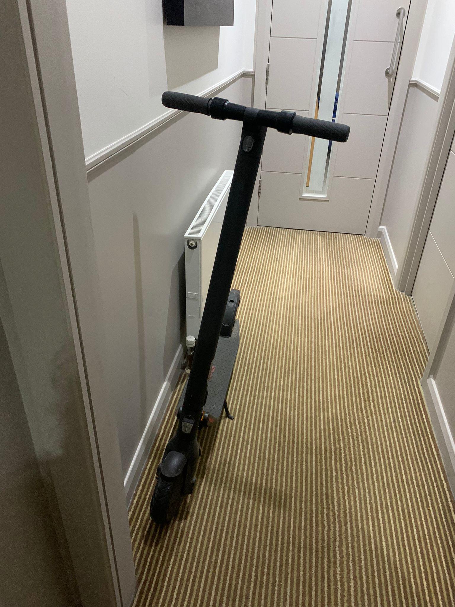 Difficile de passer dans ce couloir étroit avec des valises en raison de la présence d'une trottinette. Que se passerait-il pour des personnes mal voyantes ?