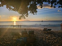 Spiaggia fronte hôtel al tramonto