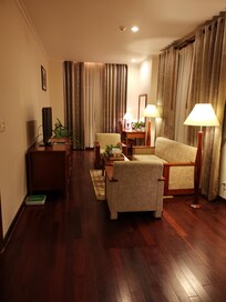 2部屋になっており、こちらは入ったところにあるリビングルーム