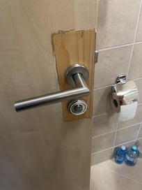 Porta del bagno rattoppata