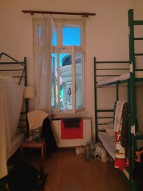 Quarto não condiz com as fotos apresentadas. Camas são de ferro e não de madeira.