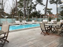 Pátio externo e piscina