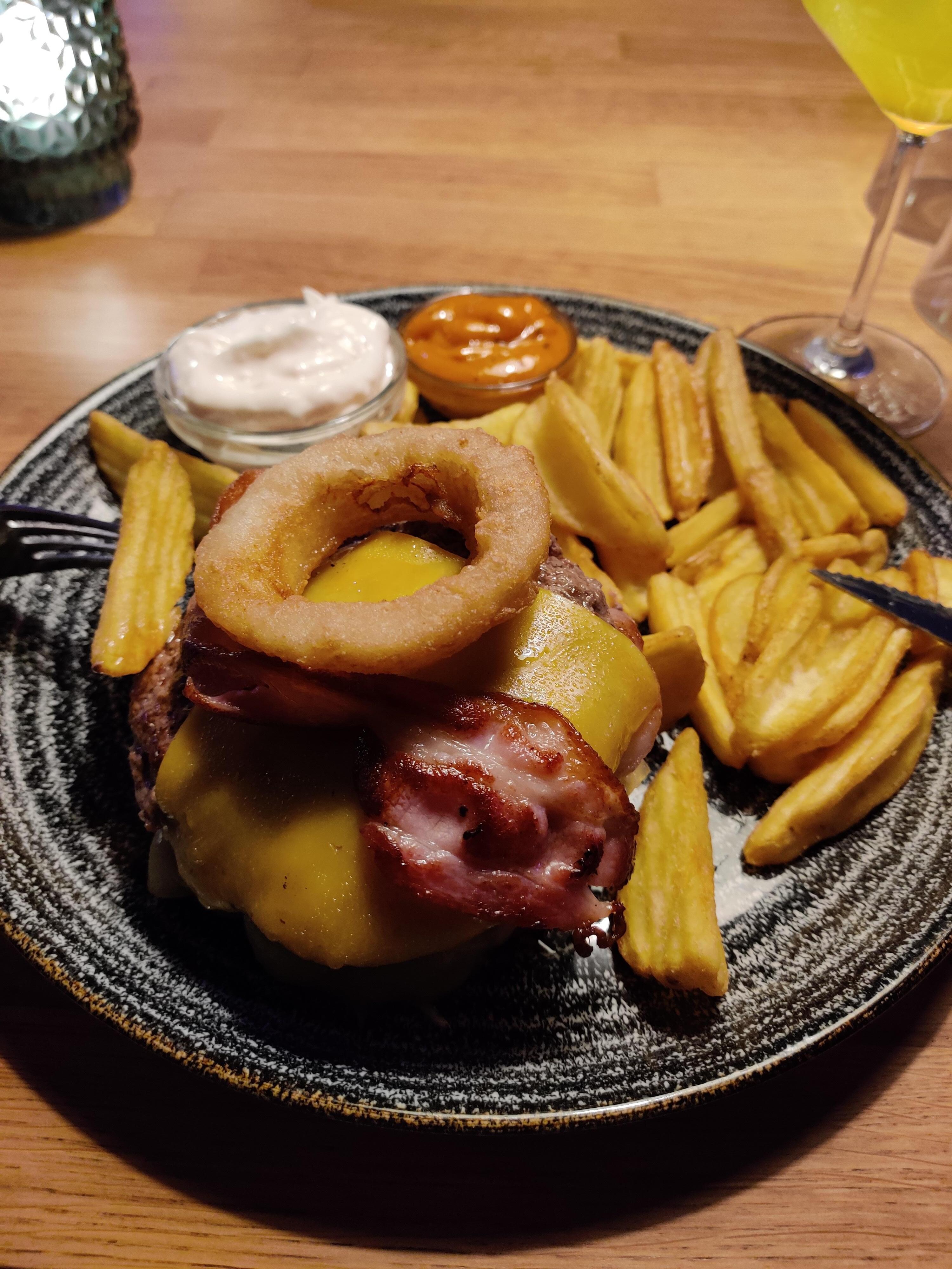 Grandburger ilman sämpylää