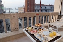 バルコニーでの朝食