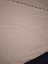 Quand on ouvre le lit .peut être déjà servi. Et pas changer