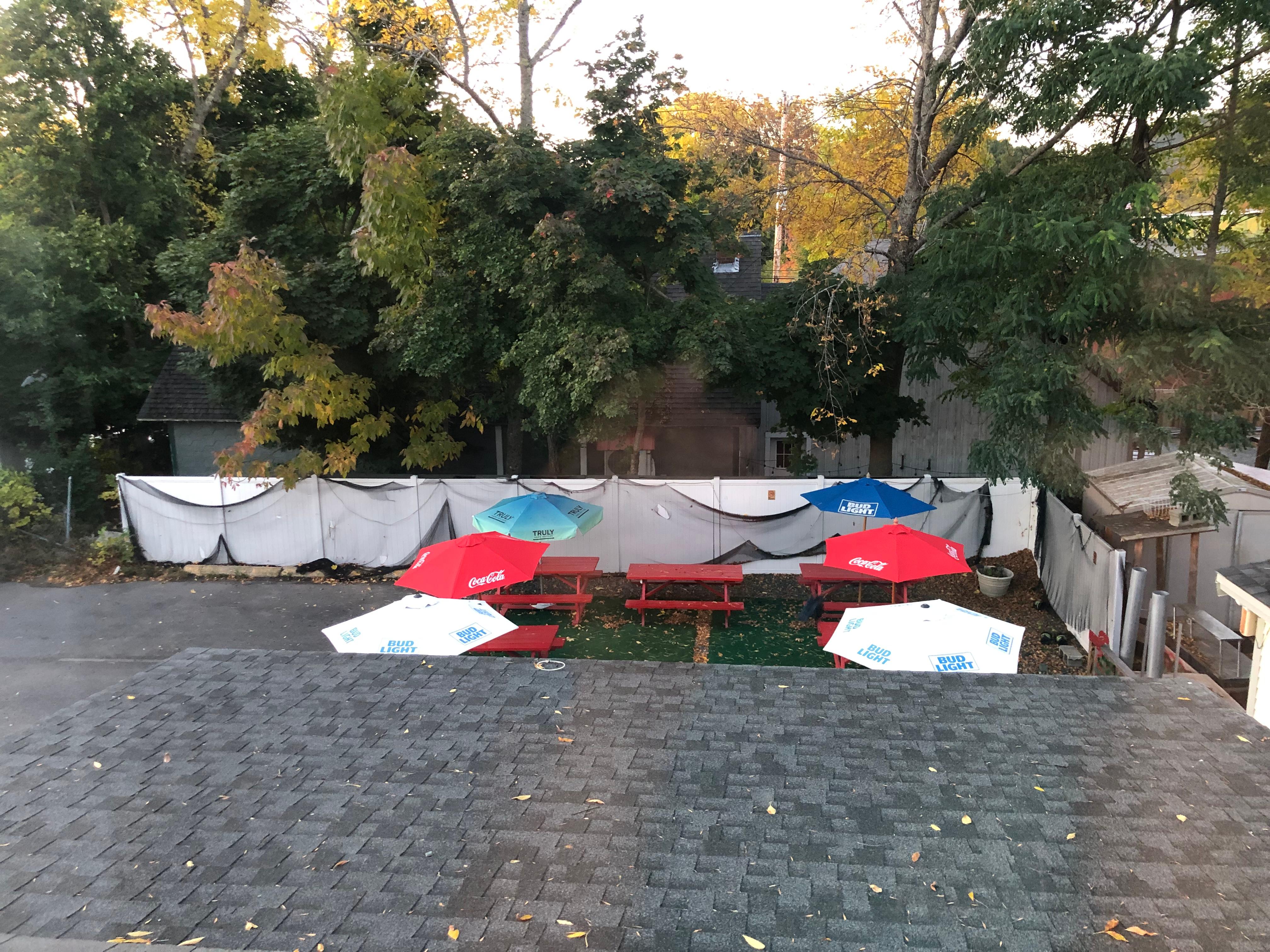 Vue de la chambre sur la terrasse de la  pizzeria 