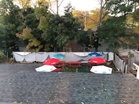 Vue de la chambre sur la terrasse de la pizzeria