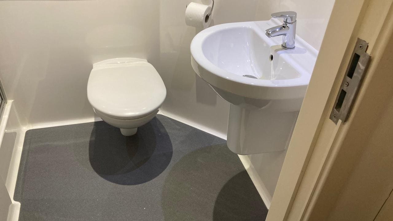 restroom(en-suite)