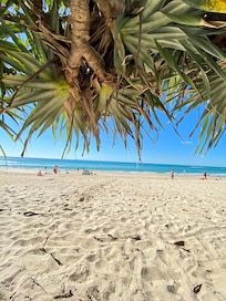 2 minutes to the beach