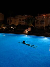 Der Pool ist bis 23 Uhr benutzbar (ab 20 Uhr ohne Lärm)