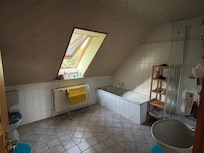 Großes Bad mit Dusche und Wanne