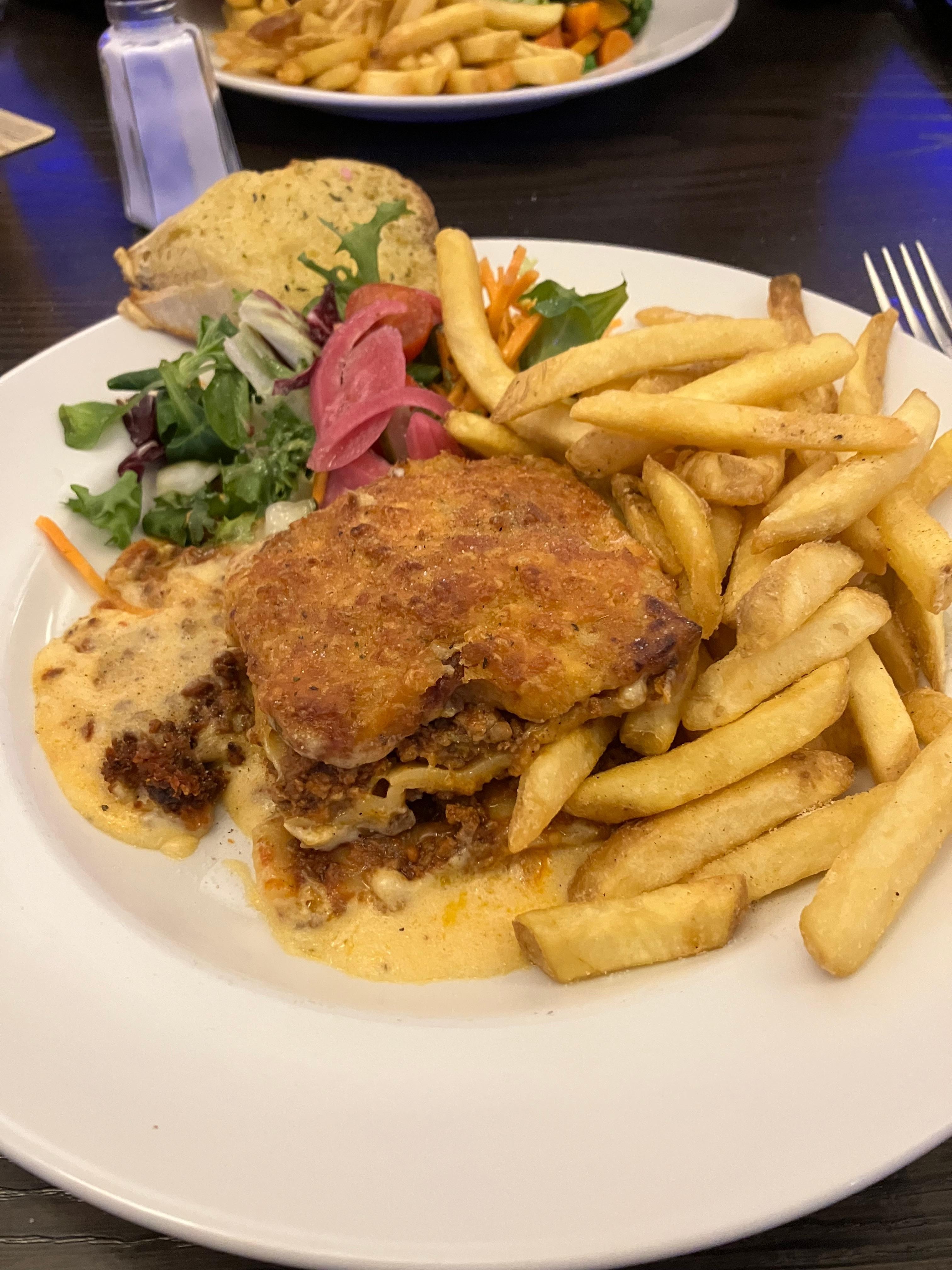 I had the lasagna it was very tasty really enjoyed my meal & it wasn’t badly priced 