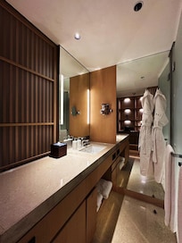 Basin with moveable partition
