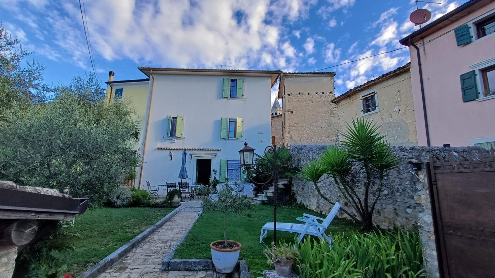 Haus mit Garten von außen