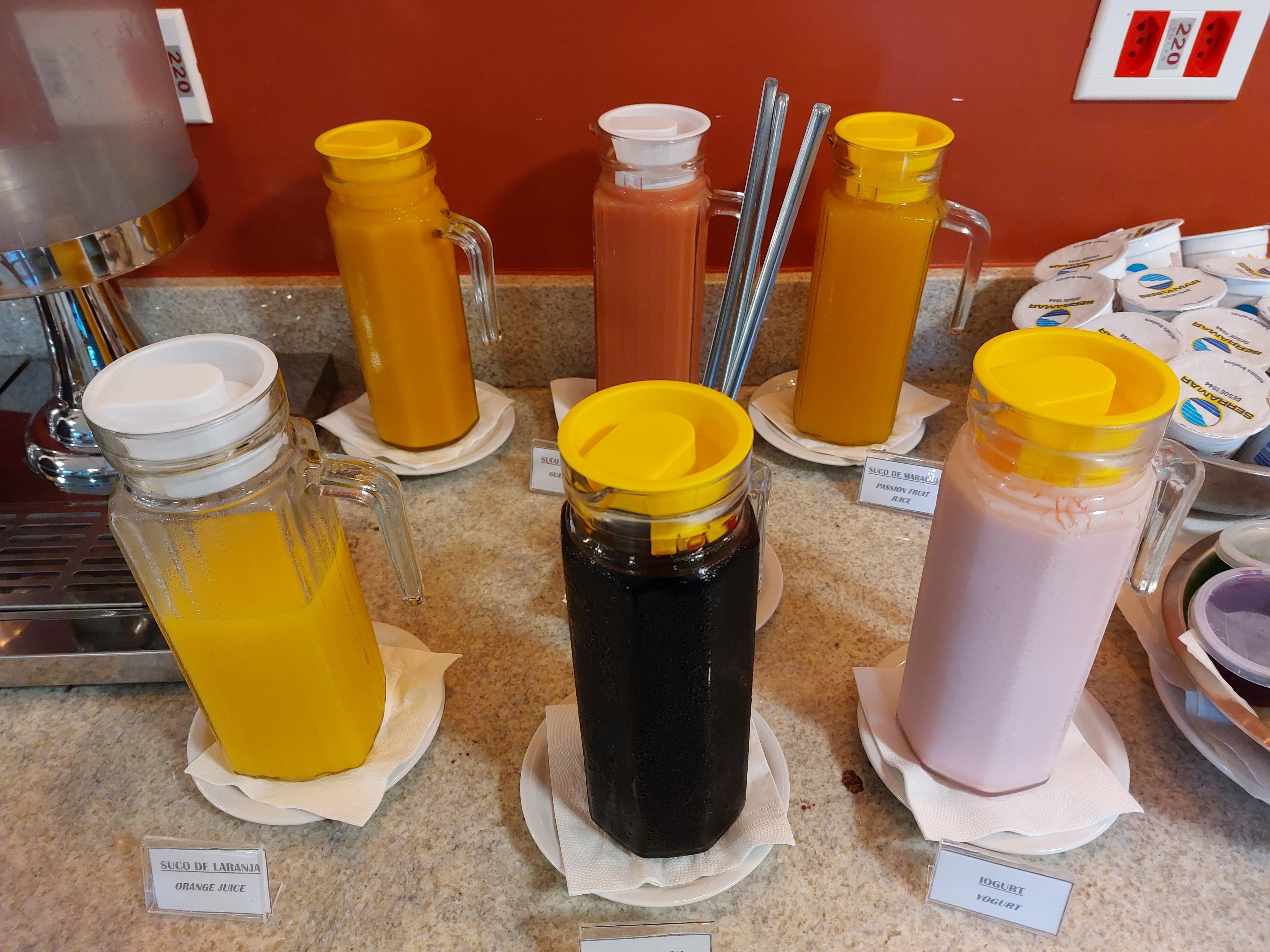 Sucos de frutas e iogurte.