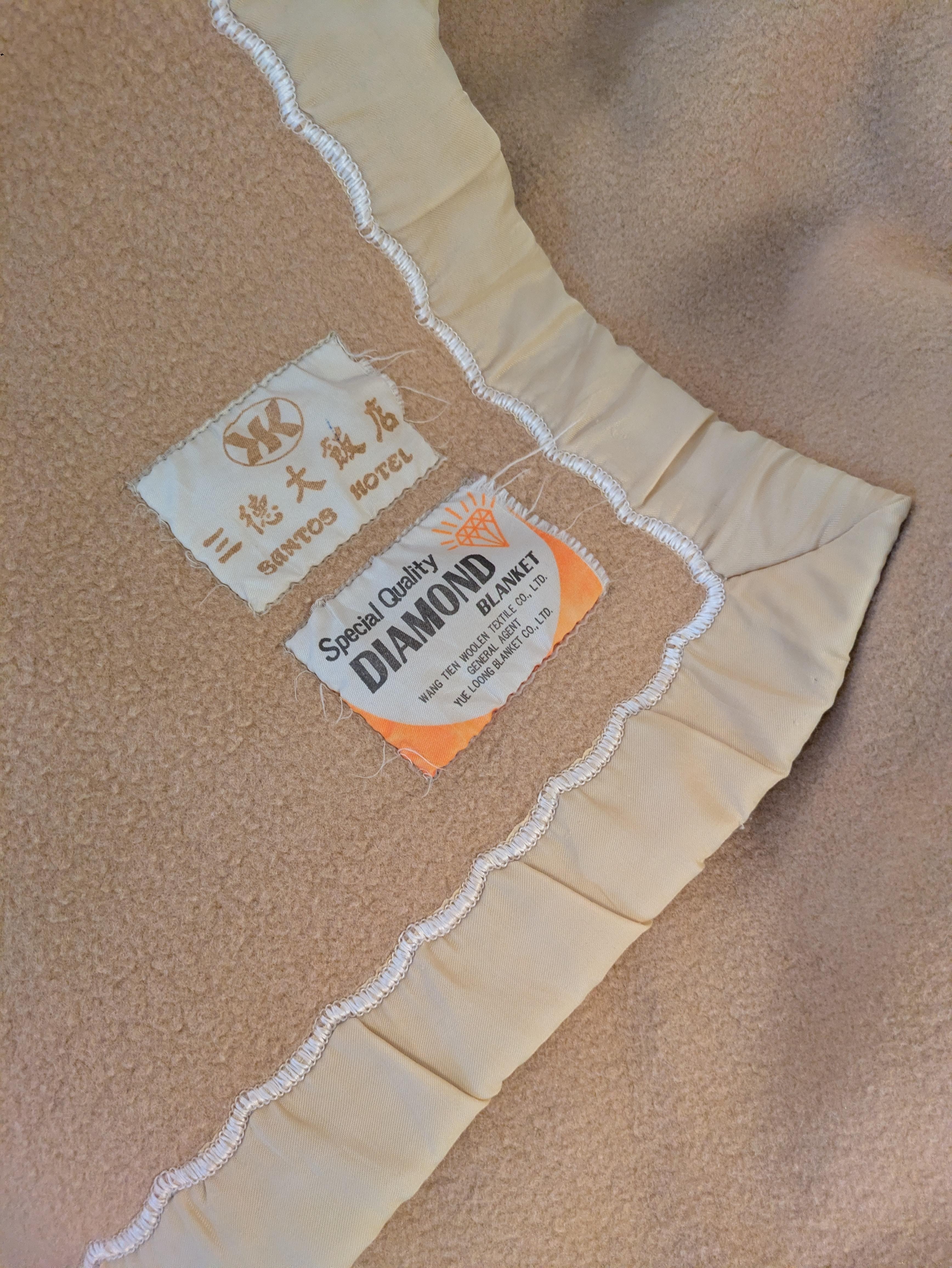 毛布を掛けてもなお寒い客室