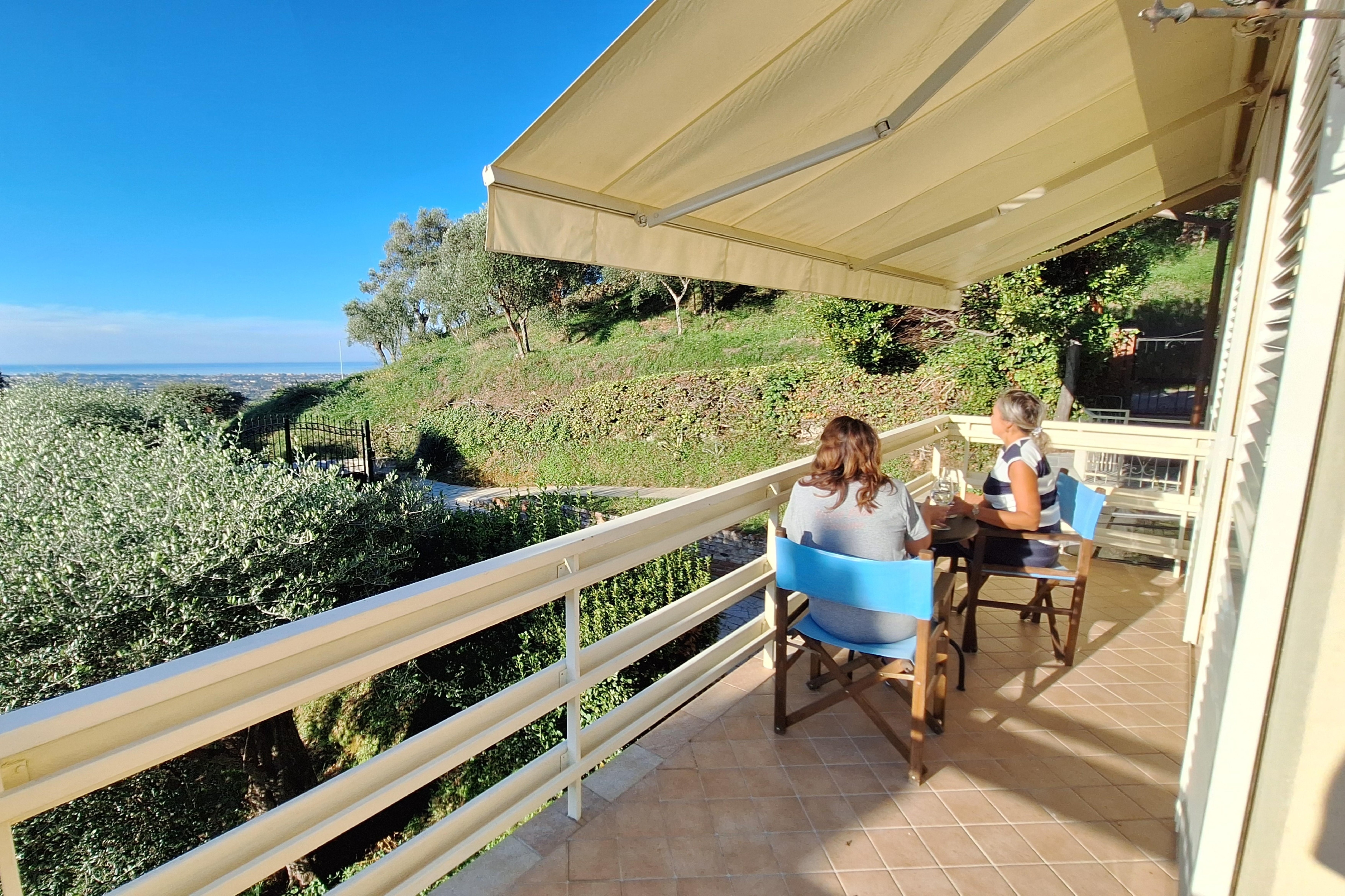  Unsere Highlights waren der Pool und die großzügige Terrasse mit tollem Weitblick. 