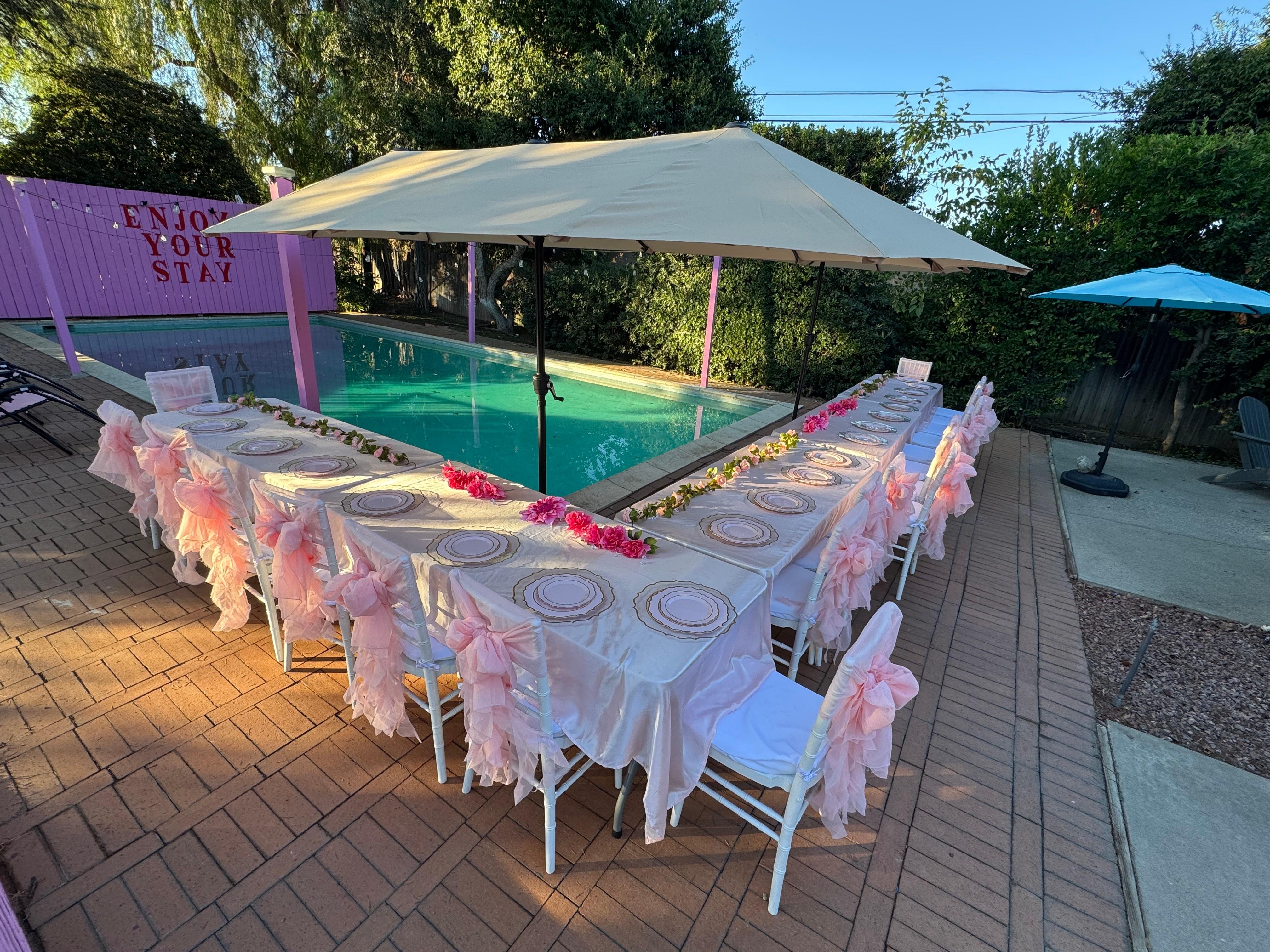 Breakfast by the pool. 