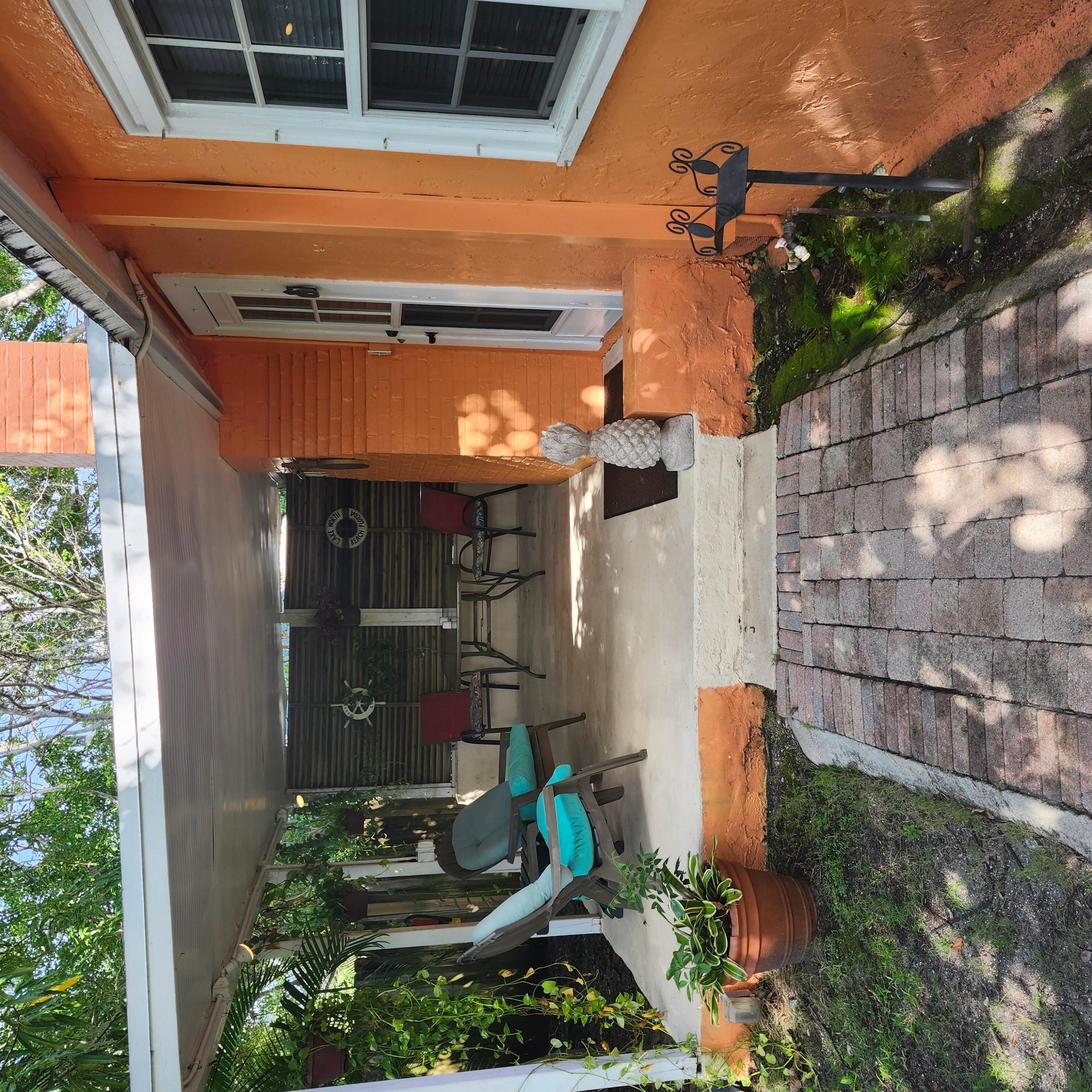 Pineapple Suite-private patio