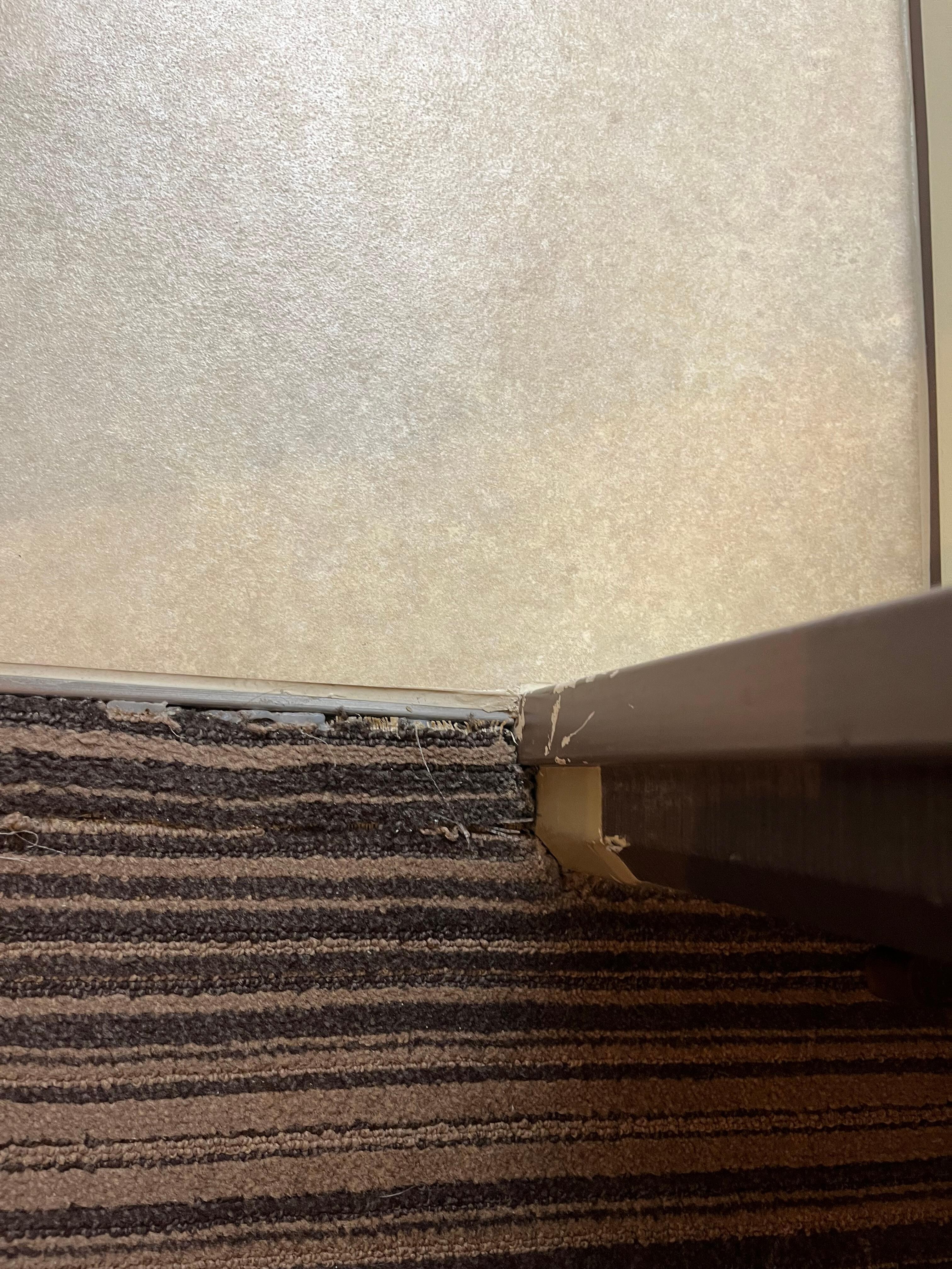 Moquette rotta in camera