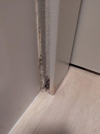 Dirty tub/floor corner