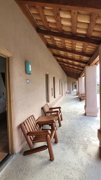 Un patio ou prendre un verre devant la chambre