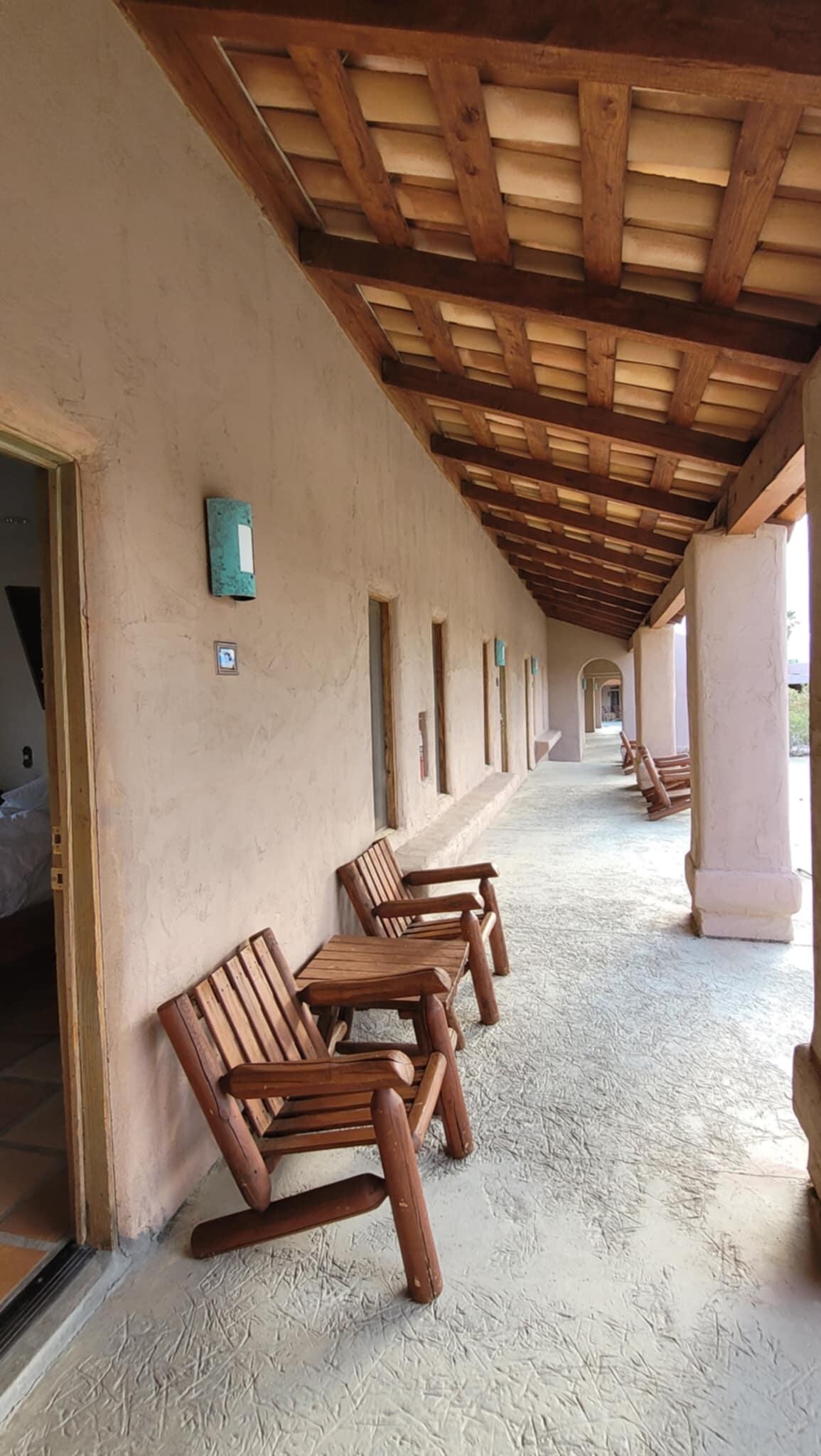 Un patio ou prendre un verre devant la chambre