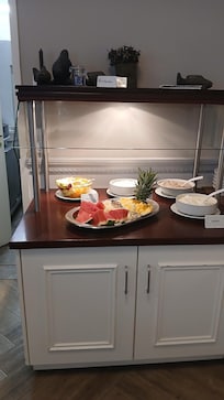 Frisk frugt til morgenmad.
Yoghurt, MĂŒsli osv.