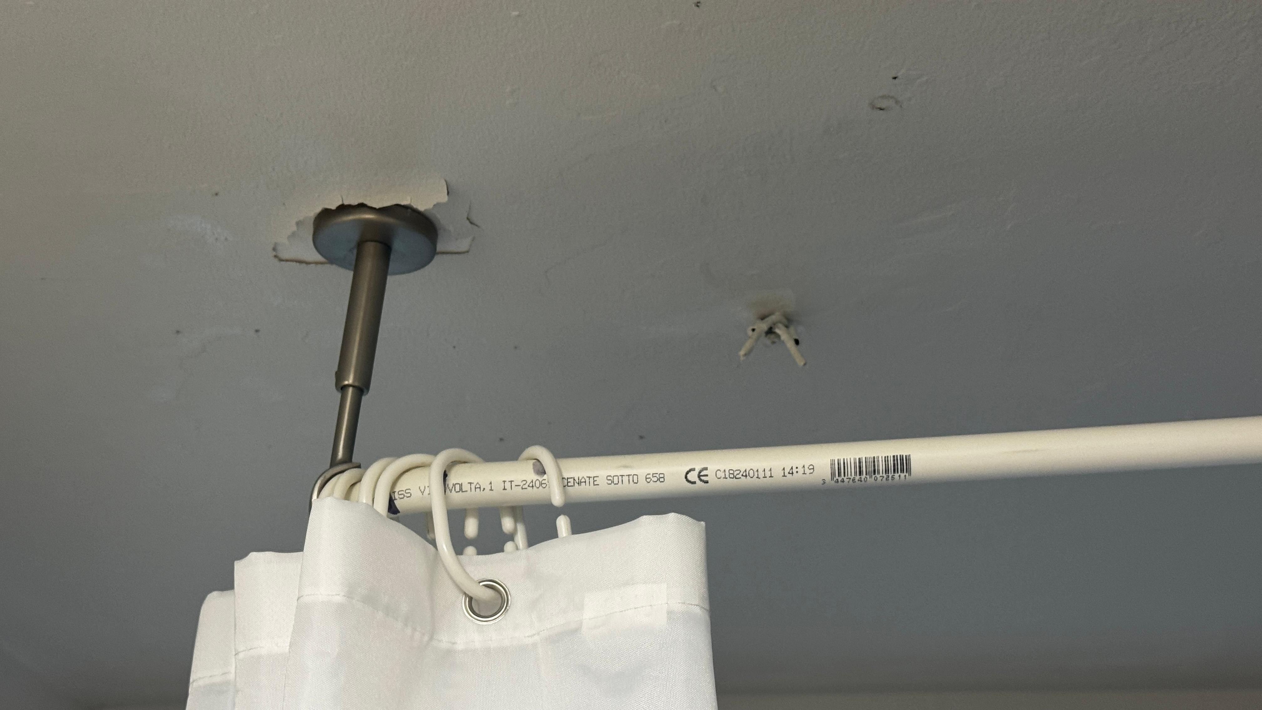 Accroche de la tringle à rideaux de la douche du rdc