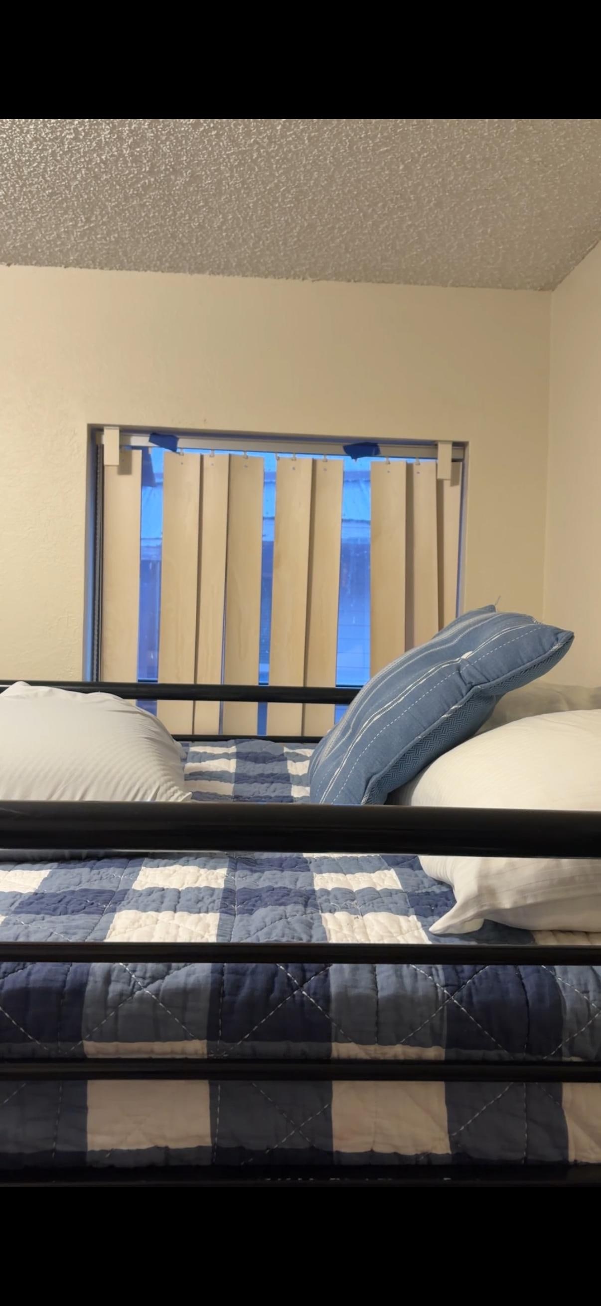 Second bedroom missing blinds. 