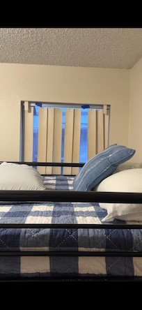 Second bedroom missing blinds.