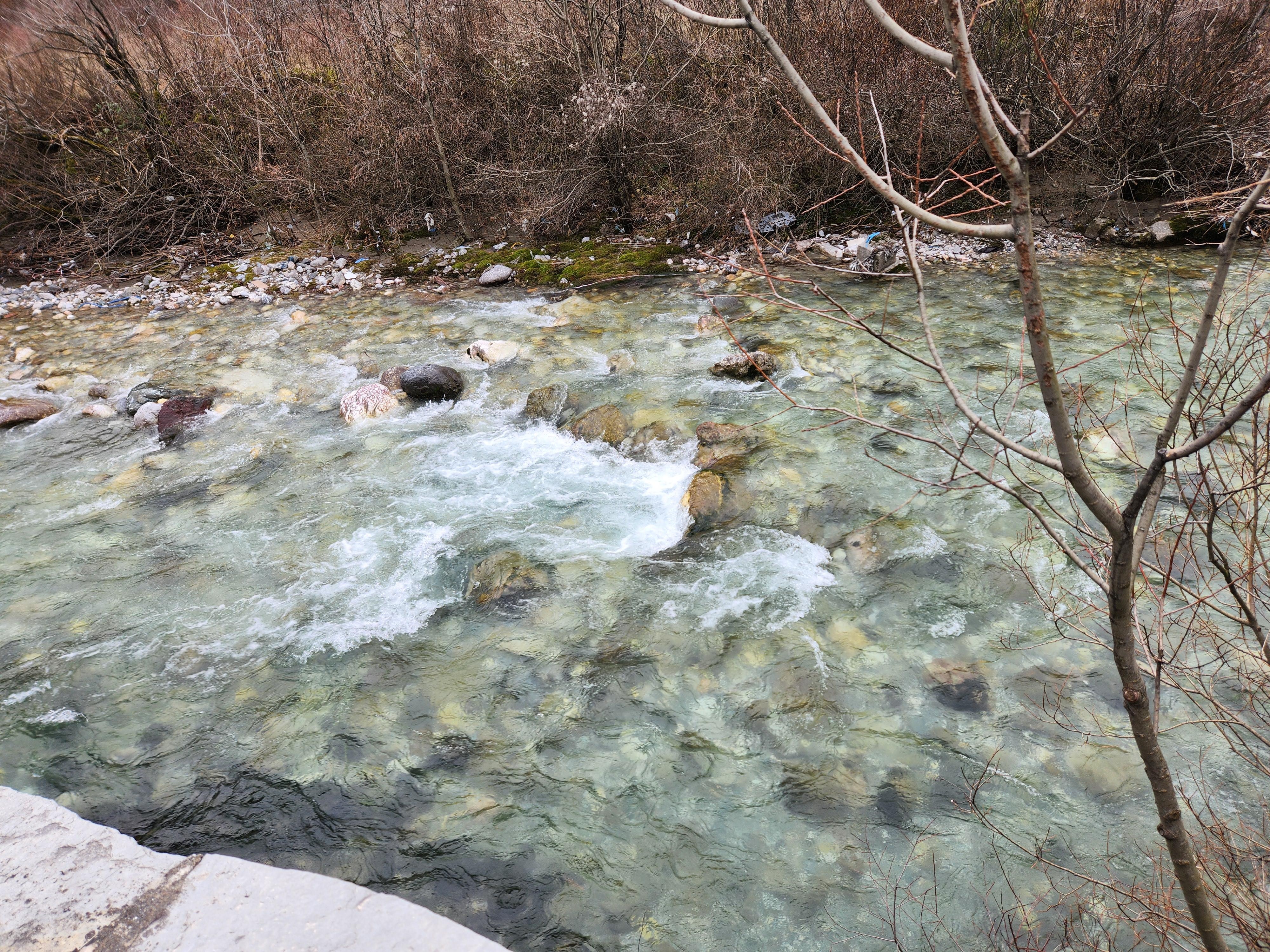 ペーヤ修道院の側を流れる川です。修道院は写真撮影を近視されていますので、川だけ。