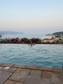 Infinity pool