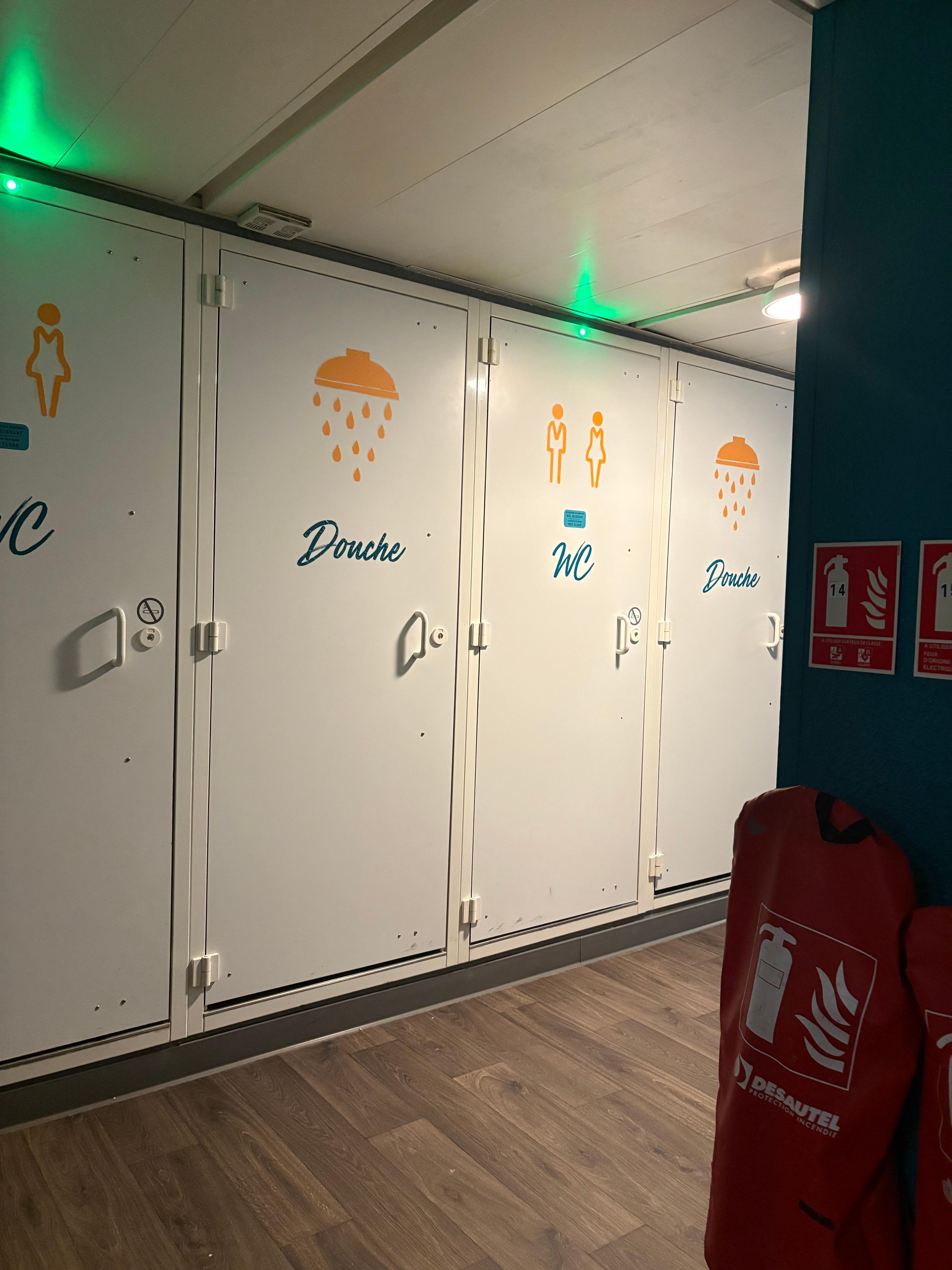 Baños y ducha afuera de la habitacion