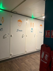 Baños y ducha afuera de la habitacion