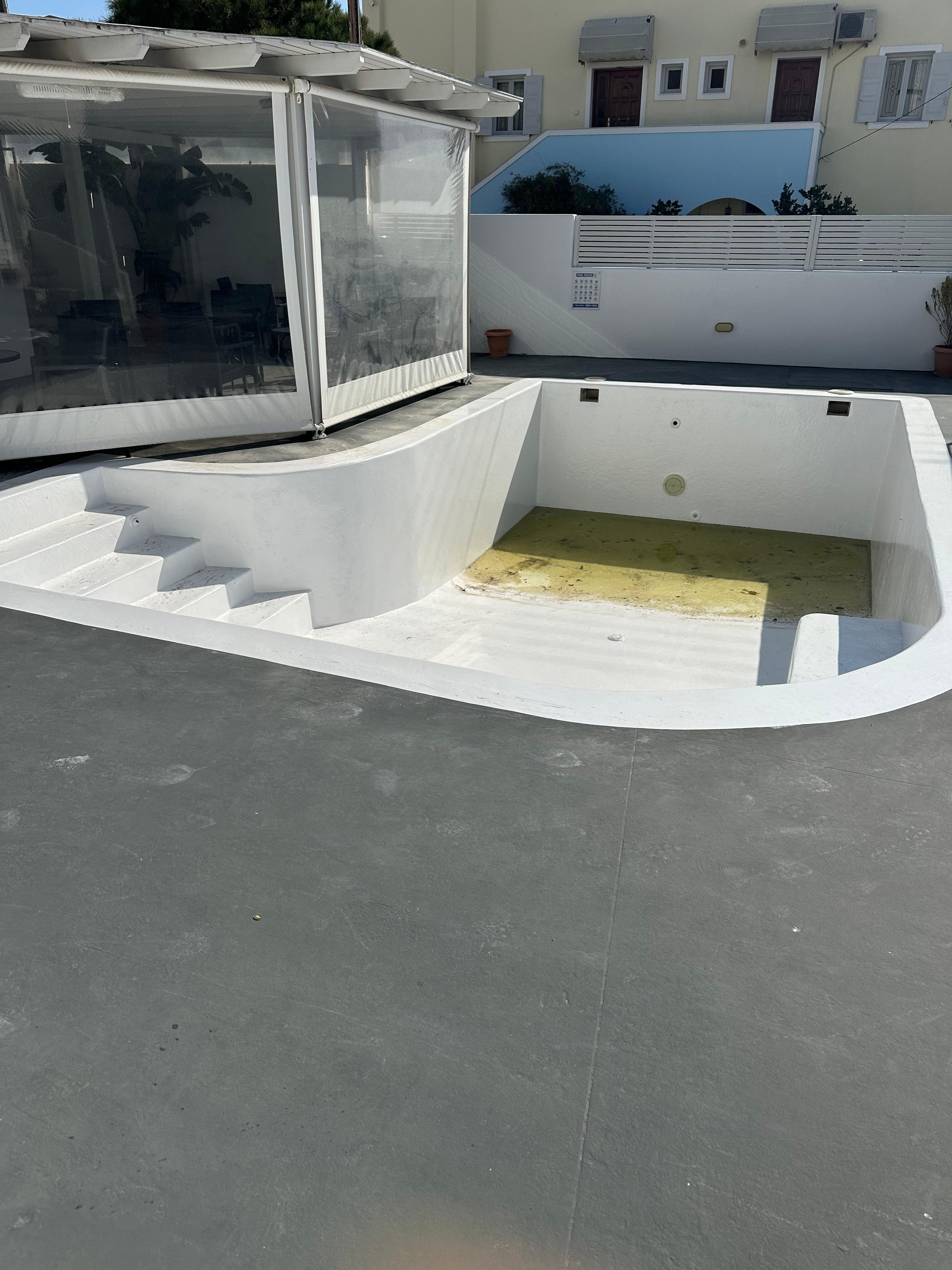 Pool with no water and not cleaned