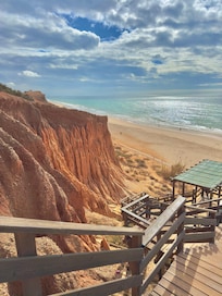 Plage à 3min à pied par le sentier de l'hôtel.