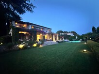 Gorgeous! Honestly the photos do not do it justice.