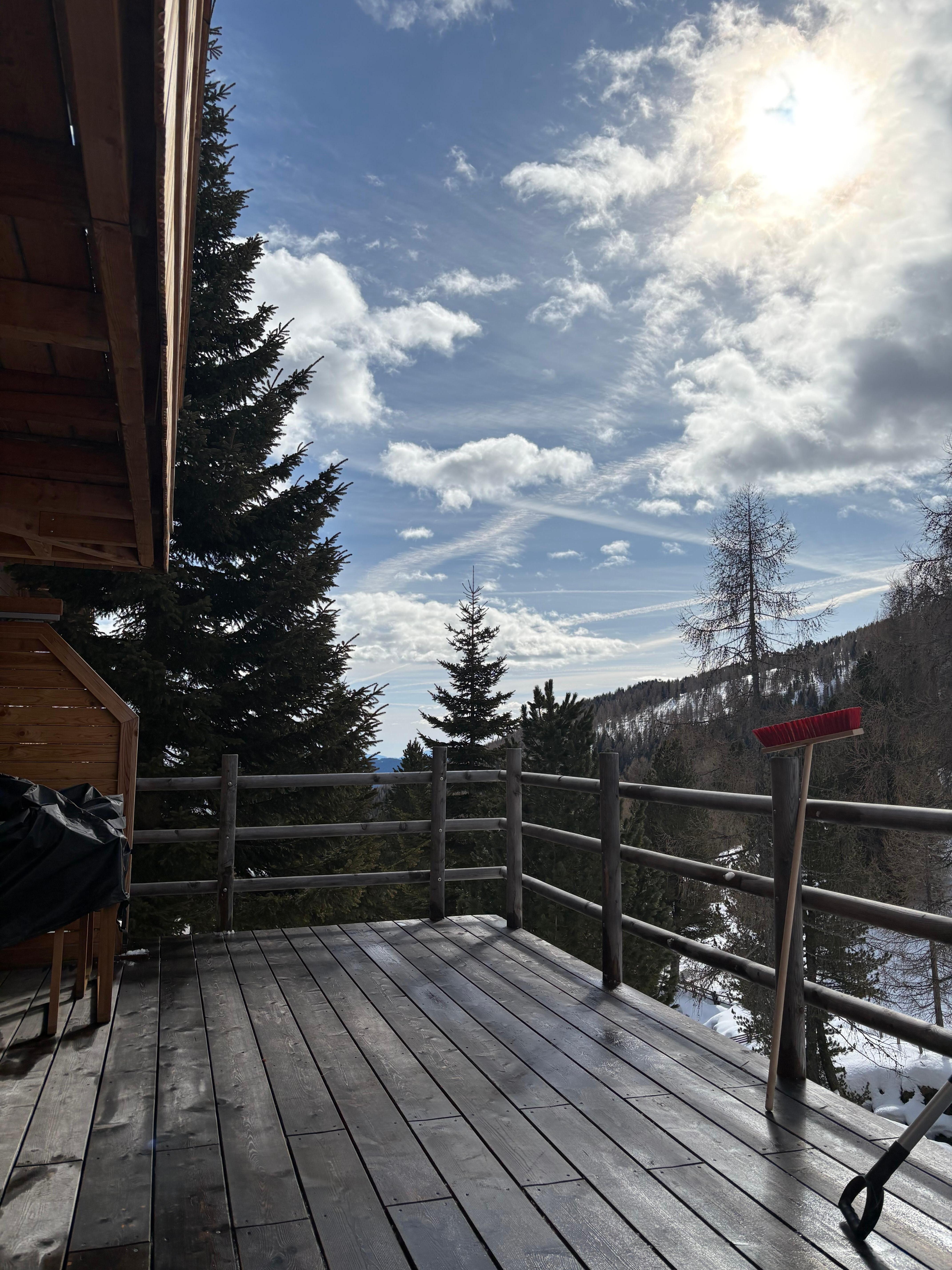 Terrasse unten. Liegen mit Auflagen, Gartenstühle und Sitzgruppe, alles vorhanden. 