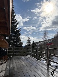 Terrasse unten. Liegen mit Auflagen, Gartenstühle und Sitzgruppe, alles vorhanden.